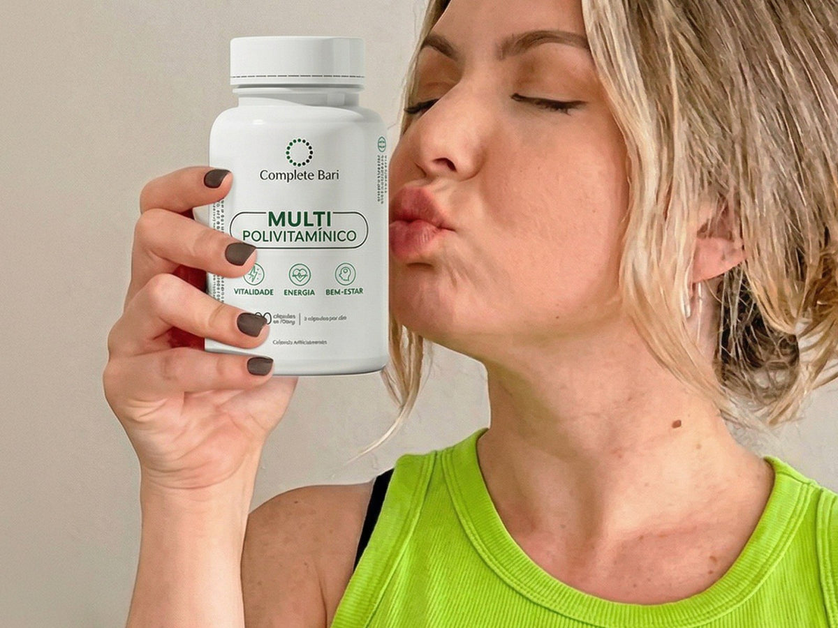 Mulher beijando o pote do Multi Polivitamínico Complete Bari